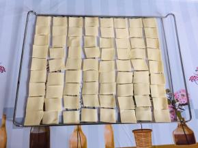 切好的豆皮均匀的摆放在烤架上！（尽量往中间摆放，这样受热更均匀一些！这也是第三个小窍门儿！如果豆皮受热不均匀的话，鼓泡率会降低很多！）