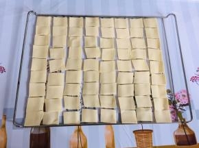 切好的豆皮均匀的摆放在烤架上！（尽量往中间摆放，这样受热更均匀一些！这也是第三个小窍门儿！如果豆皮受热不均匀的话，鼓泡率会降低很多！）