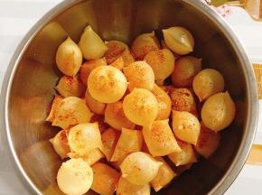 由于豆皮我们提前用盐水浸泡过，里面已经有一点儿咸味了，再撒一点万能烧烤撒粉翻拌均匀就可以吃了！（万能烧烤撒粉的食谱前面我也有发，没有万能烧烤撒粉的也可以直接撒一点孜然粉，爱吃辣的可以少放一点儿辣椒面！）