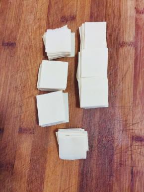 把豆皮改刀成长条，再切成自己喜欢的，方形，菱形都可以！