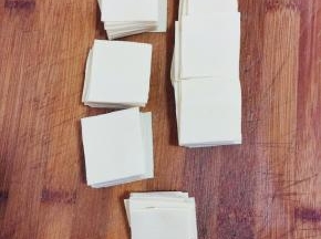 把豆皮改刀成长条，再切成自己喜欢的，方形，菱形都可以！