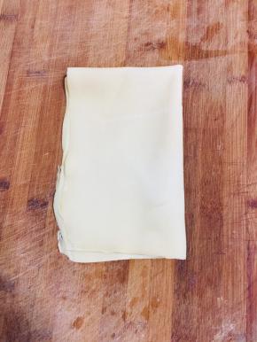 选择稍微厚一点的豆皮，清洗干净备用！（太薄的不容易鼓泡！）