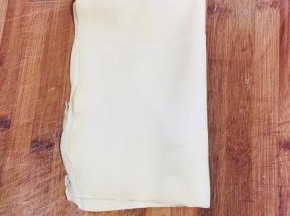 选择稍微厚一点的豆皮，清洗干净备用！（太薄的不容易鼓泡！）