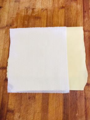 用厨房纸把豆皮表面的水分吸干！（如果家里没有厨房纸也可以用质量好的纸巾来吸干水分！）吸完一面，翻面再吸，让厨房纸完全吸不出来水分为止！