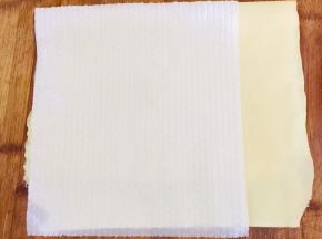 用厨房纸把豆皮表面的水分吸干！（如果家里没有厨房纸也可以用质量好的纸巾来吸干水分！）吸完一面，翻面再吸，让厨房纸完全吸不出来水分为止！