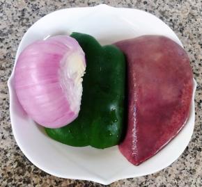 准备原材料猪肝、青椒、洋葱