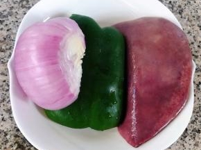 准备原材料猪肝、青椒、洋葱