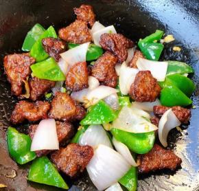 炒至猪肝青椒洋葱入味即可出锅享用