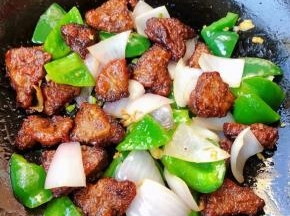 炒至猪肝青椒洋葱入味即可出锅享用