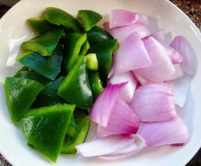 青椒去除内部筋肉和洋葱片成片状