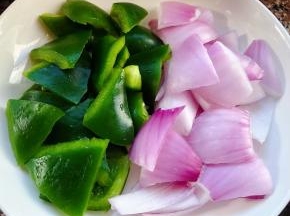 青椒去除内部筋肉和洋葱片成片状