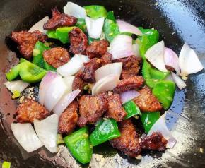 放入猪肝同时放入盐和味精