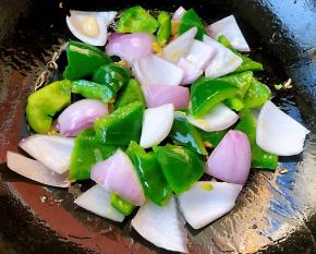 放入洋葱大火快速翻炒至变色