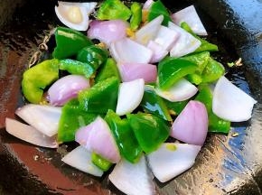 放入洋葱大火快速翻炒至变色