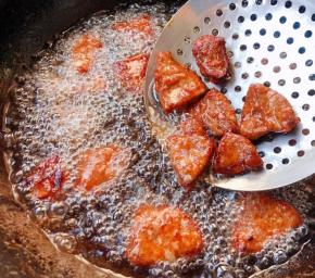 锅中倒入适量油加热依次放入猪肝炸至两面金黄色飘至上面即可