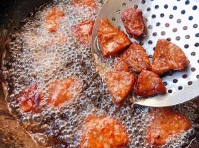 锅中倒入适量油加热依次放入猪肝炸至两面金黄色飘至上面即可