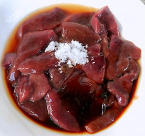 猪肝片成片放入调味料一品鲜酱油、蚝油、料酒、糖拌匀煨制二十分钟入味