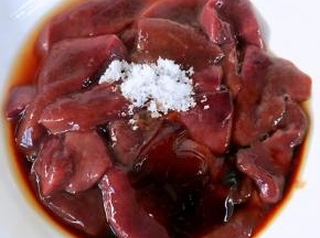 猪肝片成片放入调味料一品鲜酱油、蚝油、料酒、糖拌匀煨制二十分钟入味