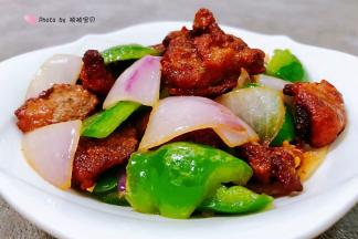 青椒洋葱炒猪肝装入盘中就大功告成了