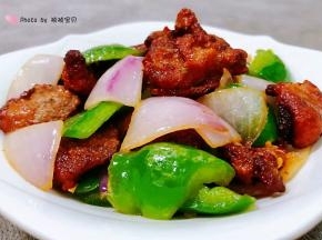 青椒洋葱炒猪肝装入盘中就大功告成了