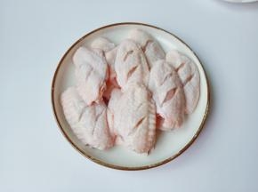 鸡翅先用清水浸泡出杂质，正反两面各划两下。