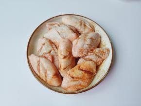 加十三香，辣椒粉，料酒，盐用筷子搅拌均匀腌制2-3小时入味。