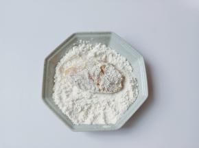 裹上一层淀粉。