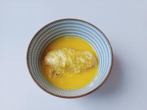 腌制好的鸡翅蘸一次鸡蛋液。