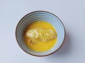 腌制好的鸡翅蘸一次鸡蛋液。