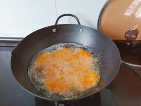 锅里多放一点油，筷子放进去有细密的气泡时，油温就差不多了，就可以放入鸡翅炸。