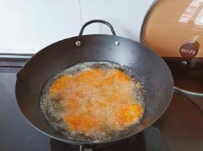 锅里多放一点油，筷子放进去有细密的气泡时，油温就差不多了，就可以放入鸡翅炸。