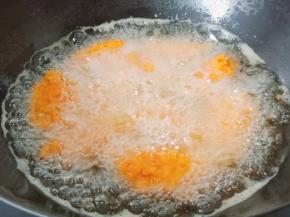 炸的时候鸡蛋两面要翻动一下，炸到表皮发黄后捞出先放置一边。