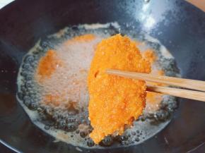 把所有鸡翅都炸完后，开大火升高油温，放入鸡翅迅速炸15秒马上捞出，表皮会更深，颜色更好看。