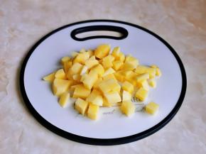 土豆去皮洗干净，再切丁，建议不要切太大，先切片再切条最后切丁。