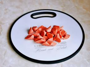 火腿肠滚刀切。