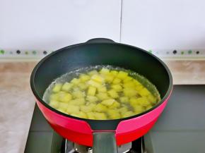 锅中水烧开后下土豆丁，大火烧开煮3分钟左右，将土豆煮7分熟即可，捞出淋干水分。