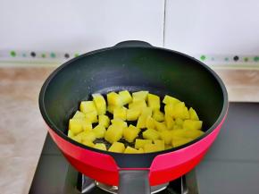 起油锅，加入煮好的土豆，中火煎。