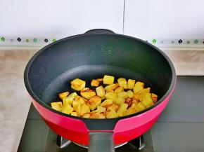 中小火煎至土豆丁金黄，随时防炒哈，避免煎糊。