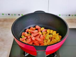 加入切好的火腿肠翻炒。