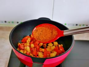 再加入烧烤调味料翻炒。