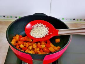 加入白芝麻，建议用熟白芝麻，会更香。