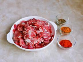 准备食材，我是直接买的牛肉片，自己切的也可以哈，但是一定要薄。