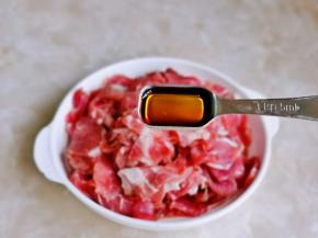 牛肉片洗干净，将血水挤出，放入盘中，加入料酒。
