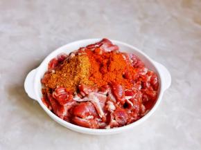 加入烧烤调味料与烤肉料。