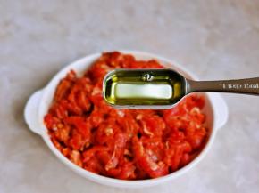 最后淋上一勺食用油，有效锁住牛肉的水分，盖上盖子，放入冰箱冷藏腌制30分钟。