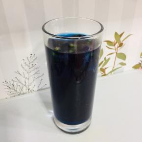 倒入适量的开水冲泡，晾至温热！