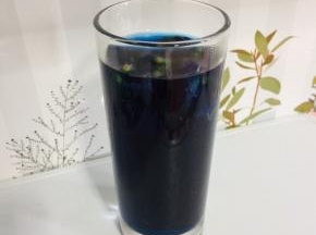 倒入适量的开水冲泡，晾至温热！