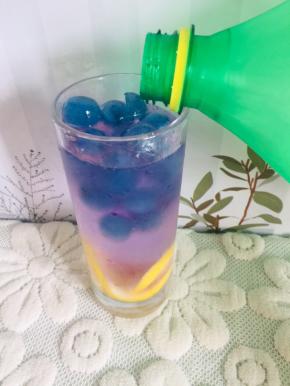 再倒入适量的雪碧即可！蝶豆花遇柠檬汁儿就会变成粉粉嫩嫩的颜色，特别的梦幻！（柠檬汁儿加入的多少决定这款浪漫星空饮的颜色！）