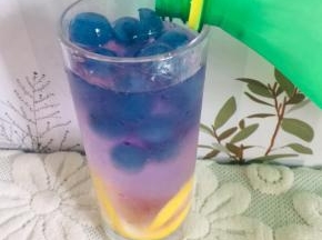 再倒入适量的雪碧即可！蝶豆花遇柠檬汁儿就会变成粉粉嫩嫩的颜色，特别的梦幻！（柠檬汁儿加入的多少决定这款浪漫星空饮的颜色！）