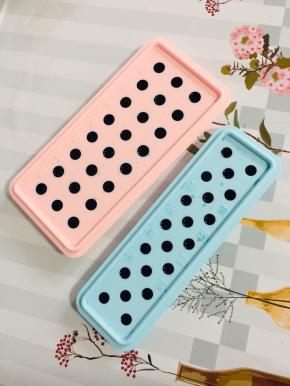 蝶豆花泡的水倒入提前清洗干净的法焙客冰模中！